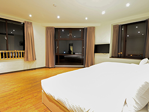 room-img